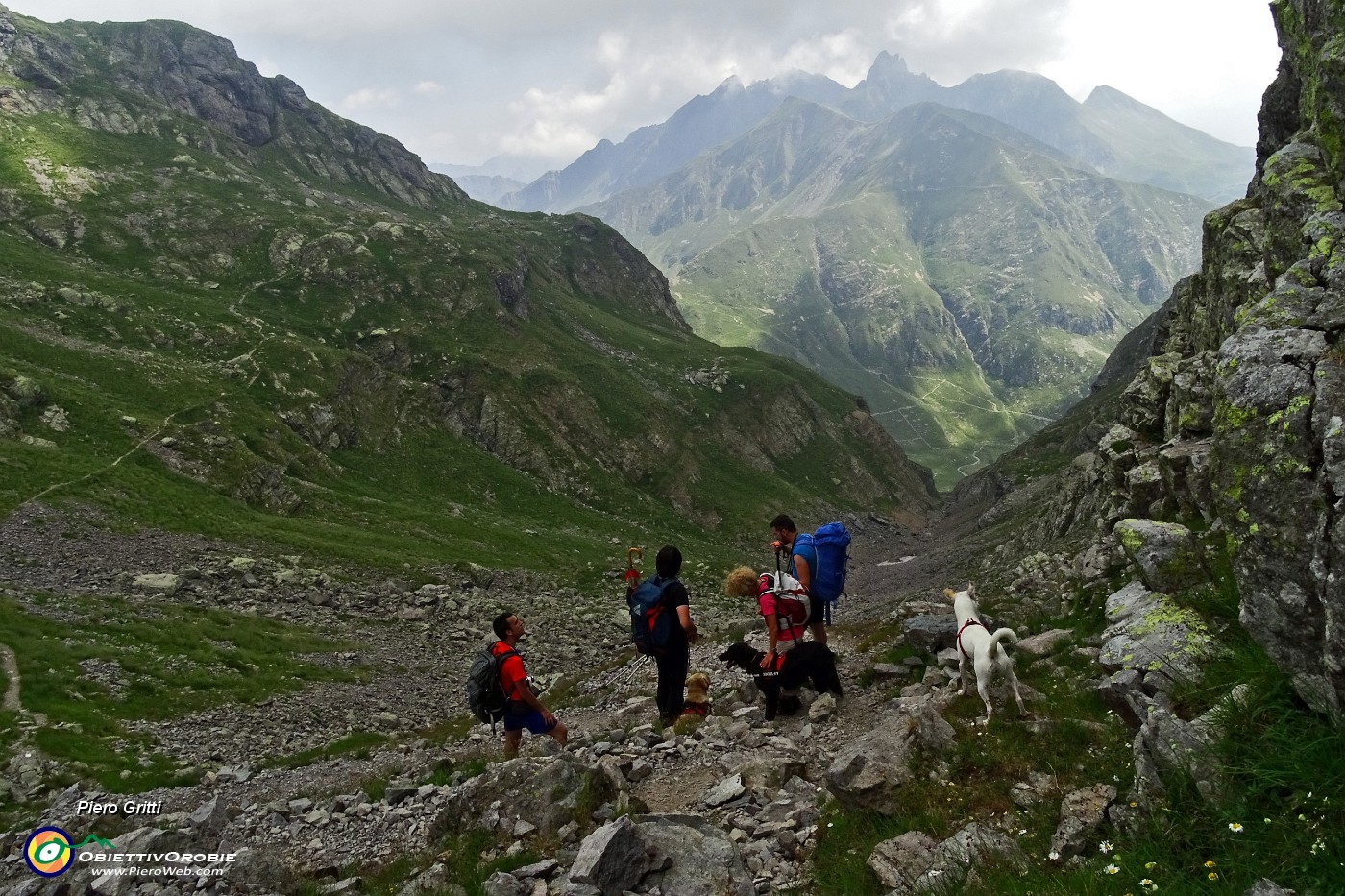 31 Alla Bocchetta di Valpianella (2210 m) con vista sulla Valsalmurano.JPG -                                